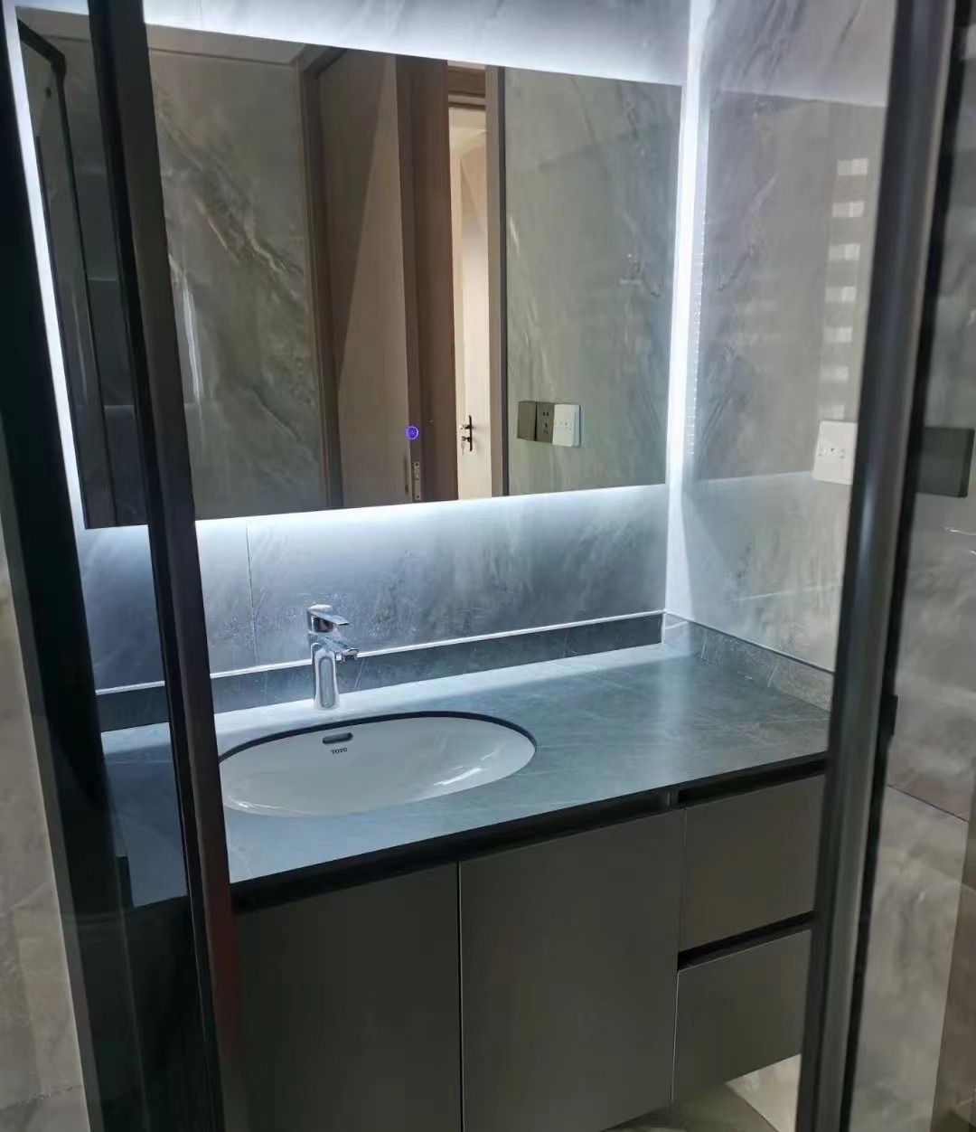 安装落地式不锈钢浴室柜