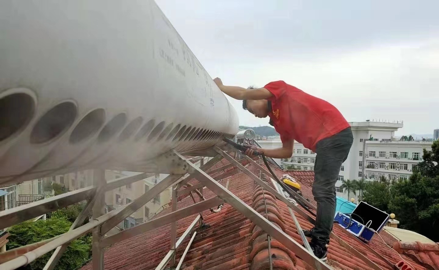 太阳能热水器应该怎么清洗才能洗净,跟着呆鸡哥师傅一起看看，呆鸡哥安装维修平台