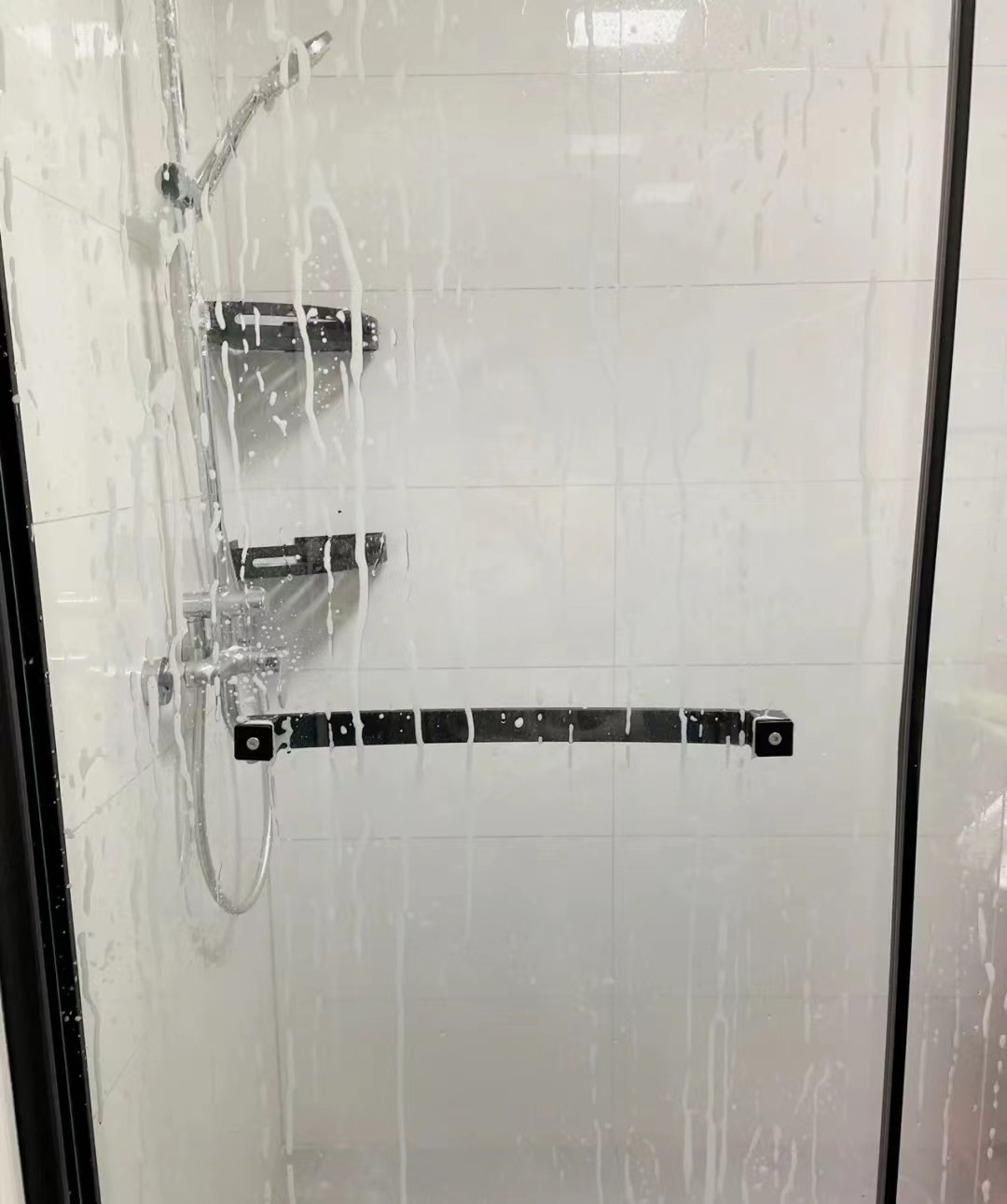 浴室玻璃门怎么清洗，有块污渍搓了又搓，就是洗不掉？，呆鸡哥安装维修平台