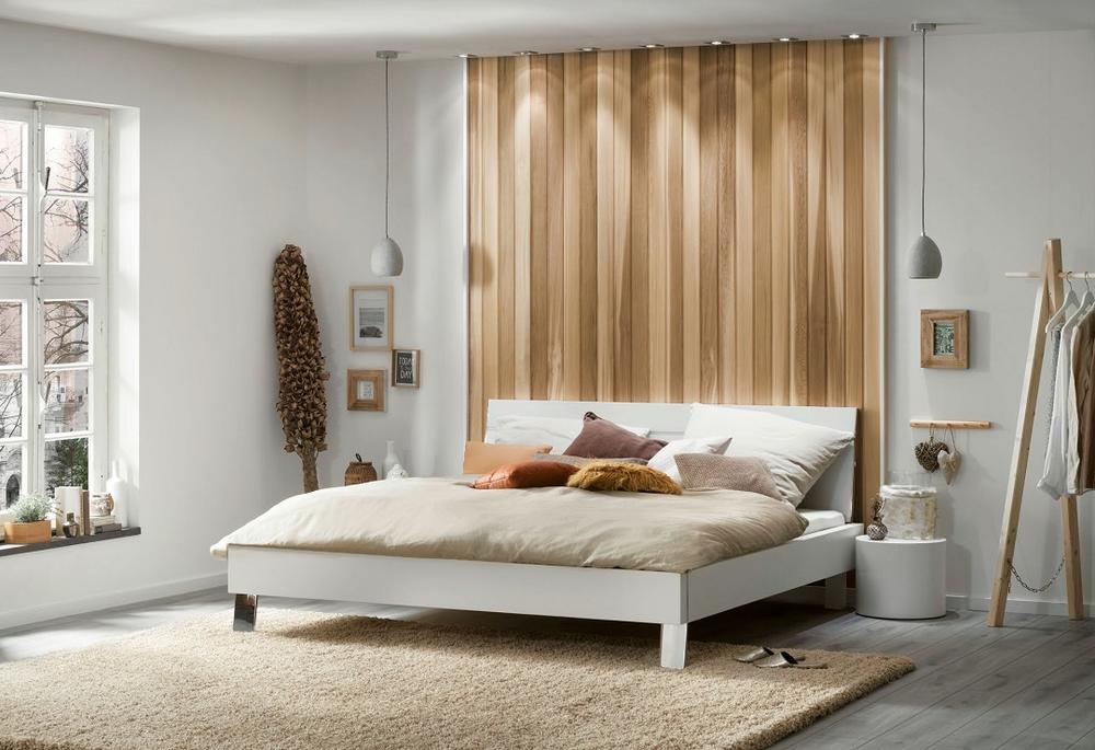 在卧室的床头安装一面实木墙瞬间温馨起来