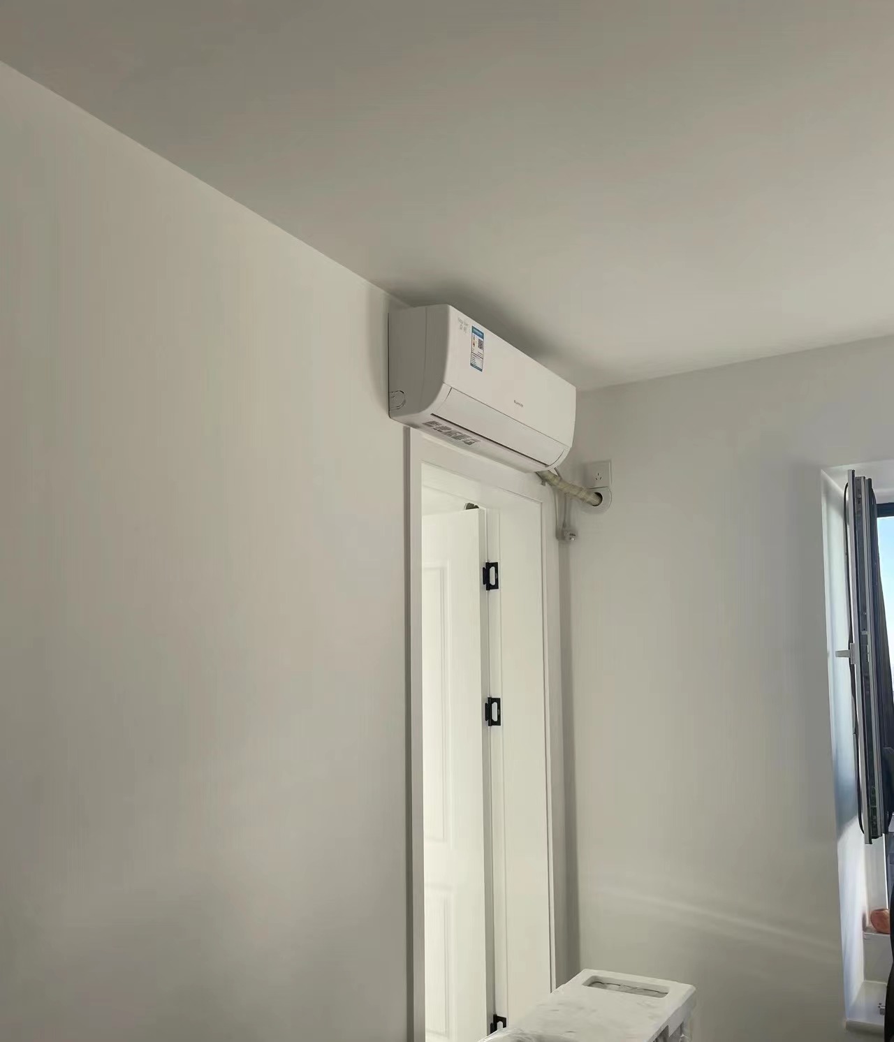 空调究竟应该安装在床头还是床尾的墙上？，呆鸡哥安装维修平台