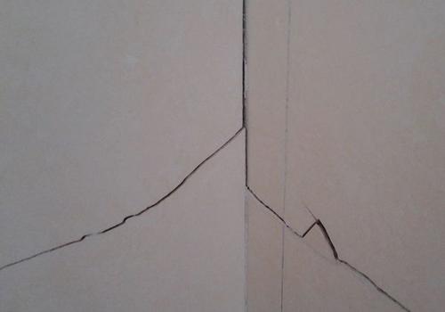石膏板吊顶开裂怎么修复？