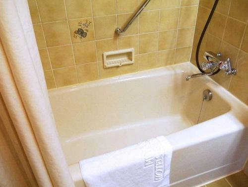 浴缸漏水如何维修？，呆鸡哥安装维修平台