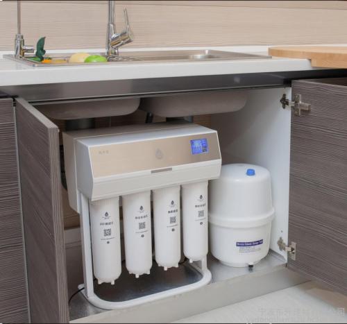 安装厨下净水器，健康饮水！